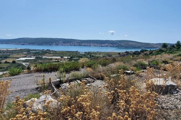 Trogir, Plano, mezőgazdasági terület 3296 m2, tengerre néző kilátás, út