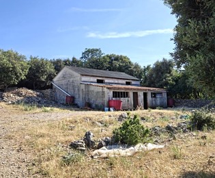 Tenuta di campagna di Supetar con terreno agricolo in vendita
