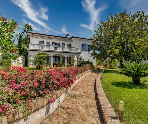 Luxusná vila na predaj len 30 metrov od mora v Umagu v Chorvátsku