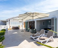 Hermosa casa con piscina en venta en Rogoznica, Croacia