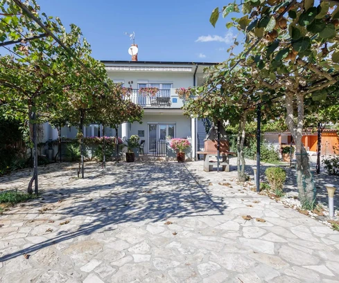 Maison de deux appartements à vendre à Kaštanjer Pula en Croatie