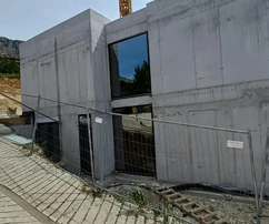 Moderní vila s bazénem na prodej v Dugém Ratu v Chorvatsku