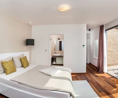 Luxusvilla mit Pool in Okrug zu verkaufen in Kroatien