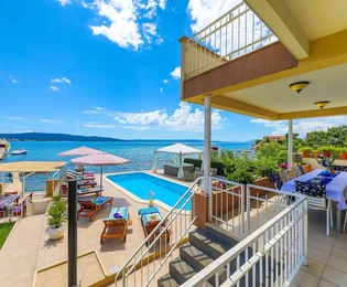 Casa fronte mare con piscina in vendita a Kaštela in Croazia