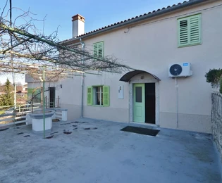 Casa in pietra sul mare con giardino, in posizione tranquilla!