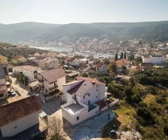 <p>Marina, vicino al centro, casa di 411 m2 con 3 grandi appartamenti e un garage</p>