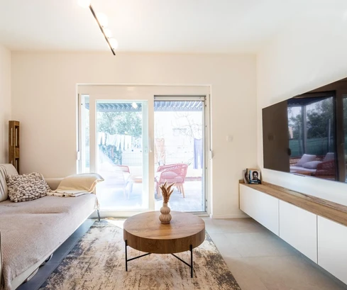 Solin, kereskedelmi helyiség, amely kétszobás lakássá lett átalakítva, összesen 67 m² alapterülettel