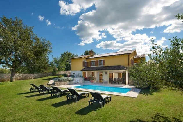 Istrien, Labin: Stilvolles Haus mit Pool im Grünen