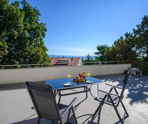 Lovran, dwupokojowe mieszkanie z pięknym tarasem i widokiem na morze, 60 m²