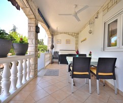 Maison avec deux appartements à vendre à Tribunj