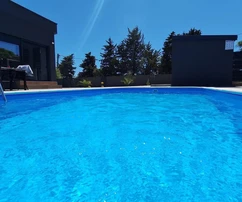 Zadar, Ninski stanovi, modern ház medencével és szaunával