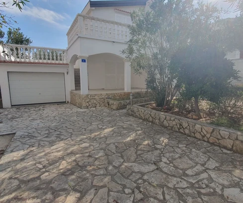 Familienimmobilie mit schönem Hof und Garage