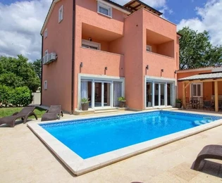 Medulin - Ampia residenza familiare con piscina