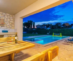 Casa independiente con piscina en venta en Svetvinčenat, Croacia
