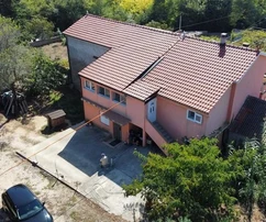Семейная недвижимость с красивой оливковой рощей и виноградником