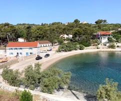 Das Baugrundstück auf Šolta liegt in der Nähe des Strandes und bietet einen herrlichen Meerblick sowie eine ruhige Umgebung