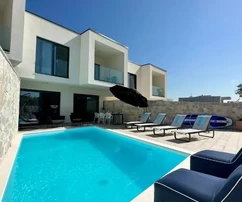 Casa a schiera arredata con piscina