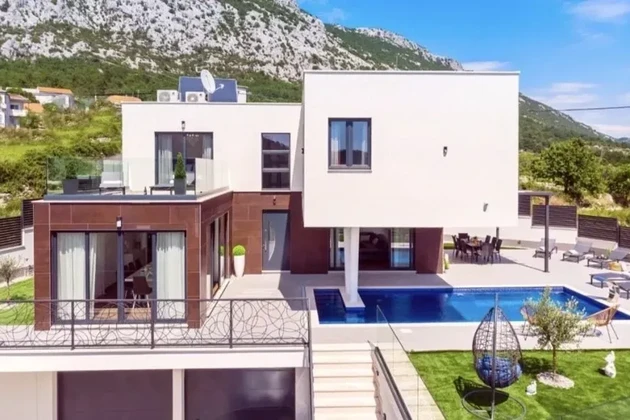 Omiš, Gata, villa independiente de 320 m2 con piscina de 32 m2 en una parcela de 580 m2
