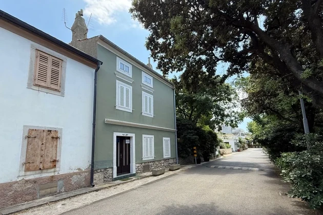 OLD STONE HOUSE IN AN EXCLUSIVE LOCATION, FIRST ROW TO THE SEA!