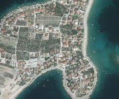 Marina, Sevid, Baugrundstück 967 m2, zweite Reihe vom Meer und Strand entfernt