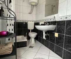 Tengerhez közeli ikerház Jasenicében eladó Horvátországban