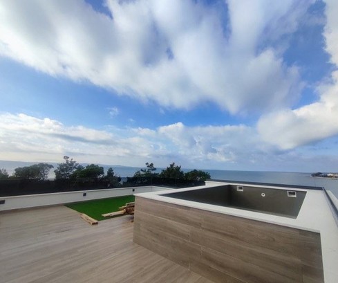 Dvojizbový penthouse na predaj pri mori v Privlake v Chorvátsku