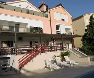 Apartmánový dom s bazénom na predaj vo Vodnjane v Chorvátsku