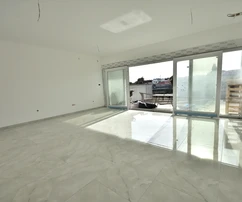 Vodice - casa bifamiliare con piscina, a 550 m dal centro