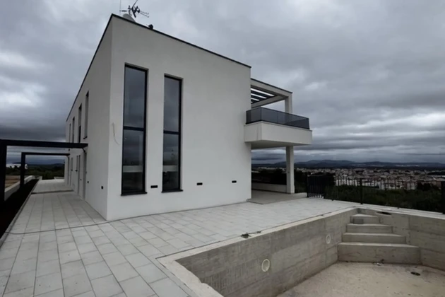 Vodice, S1, luxusní čtyřpokojový apartmán s bazénem, garáží a panoramatickým výhledem na moře