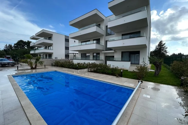 Appartamento di lusso con tre camere a Ugljan con giardino, piscina comune e cucina estiva