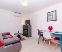 Charming House with Pool for Sale in Grohote, Solta