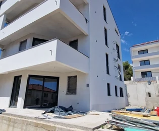 Трогир, Салдун, 3-комнатная квартира 110 м2 + сад 50 м2, большая терраса (34 м2), новостройка