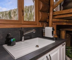 Cabaña de montaña con piscina en venta en Fužine, Croacia