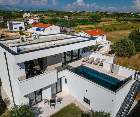 Vila na prodej ve Vrsích s bazénem a krásným výhledem v Chorvatsku