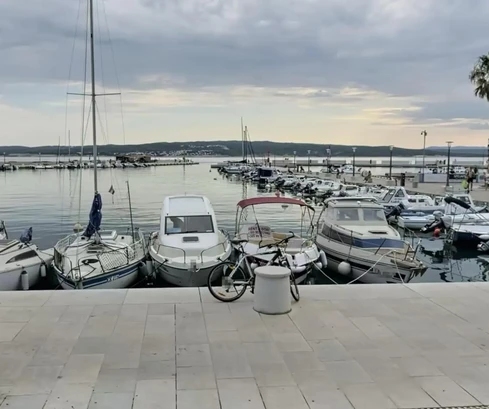 Crikvenica, casa con cuatro apartamentos a solo 100 metros del mar, una excelente inversión