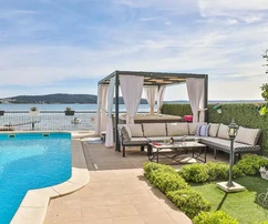 Maison au bord de l'eau avec piscine à vendre à Kaštela en Croatie