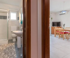 Casa independiente con cuatro apartamentos en venta en Pula, Croacia