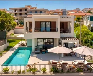 Čiovo, Okrug G., luxusvilla 280 m2 medencével, MÁSODIK SOR A TENGERTŐL!!!