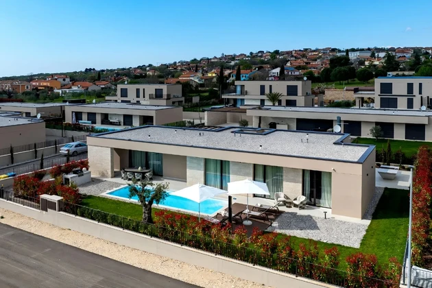 Isztria, Poreč: Luxus villa medencével, falu közelében