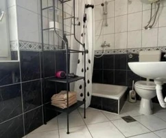 Tengerhez közeli ikerház Jasenicében eladó Horvátországban