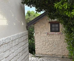 Haus mit mehreren Wohnungen direkt am Meer in Karlobag zu verkaufen in Kroatien