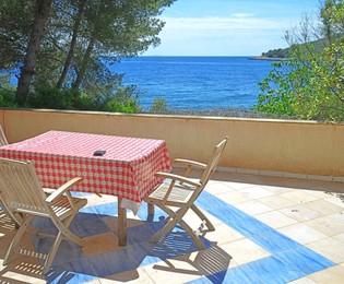 Exkluzívny dom na ostrove Šolta priamo pri mori pripravený na luxusnú rekonštrukciu