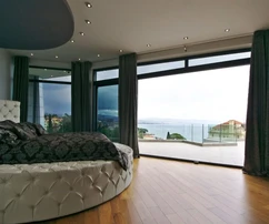 LUXUSNE ZARIADENÁ VILA S VÝHĽADOM NA MORE, NA ATRAKTÍVNOM MIESTE!