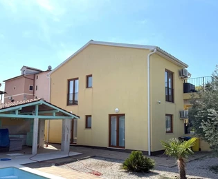 DOM WOLNOSTOJĄCY Z BASENEM I WIDOKIEM NA MORZE, W SPOKOJNEJ OKOLICY!