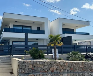 EXCLUSIVA VILLA URBANA CON PISCINA Y VISTA PANORÁMICA AL MAR, ¡A 200 M DE LA PLAYA!