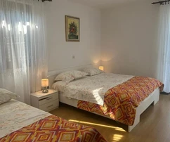 Casa independiente con apartamentos en venta cerca del mar en Croacia