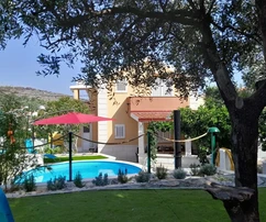 Čiovo, Okrug G., Einfamilienhaus 163 m2, mit 2 Wohnungen, Schwimmbad, Sommerküche.