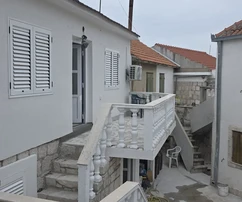 Bájos sorház néhány lépésre a strandtól Slatinéban