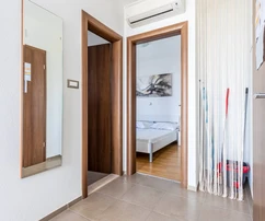 Freistehendes Haus mit mehreren Wohnungen auf der Insel Brač in Bol zu verkaufen in Kroatien