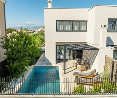 Ferienimmobilie mit Pool und gepflegtem Garten